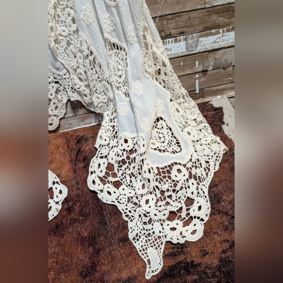 Ivory Lace Sharbite Hem Crochet Vest - Picture 5 of 13